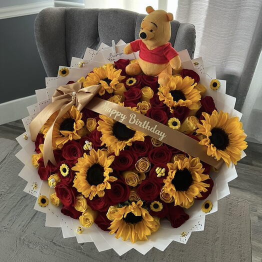 Charme de tournesols et de roses avec peluche Winnie l'ourson🌻