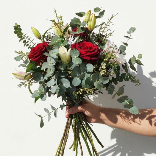 Bouquet Jongpasion – Romantic bouquet with red roses, lilies and eucalyptus