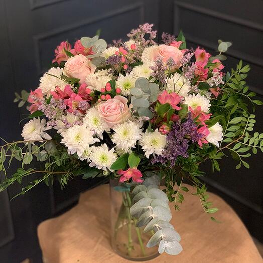 Ramo «Karen» – Armonia floral en tonos suaves y vibrantes