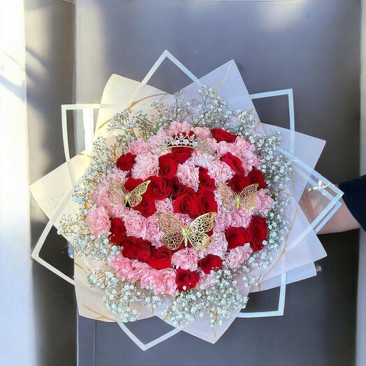 Bouquet Princesa con Rosas Rojas y Claveles Rosados – Diseno Elegante con Mariposas y Corona