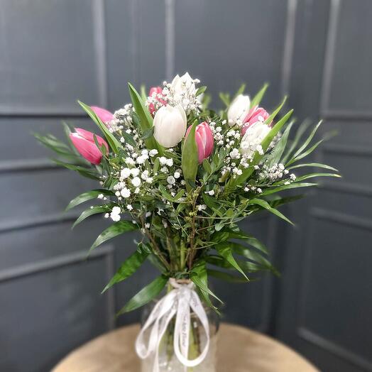 Ramo Amalia – Tulipanes blancos y rosados con verdes naturales