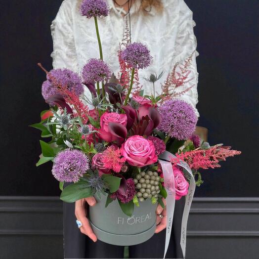 Boîte florale élégante avec des roses fuchsia et de l'allium pourpre – Arrangement de luxe aux tons de violet et de framboise