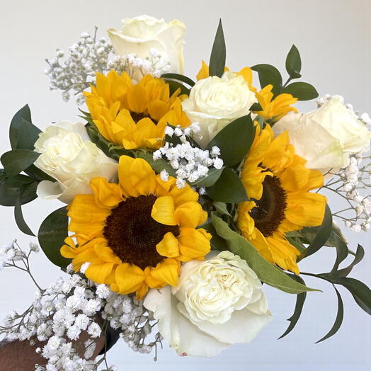 Букет білих троянд і соняшників