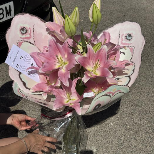 Mariposa rosa (lirios rosas)