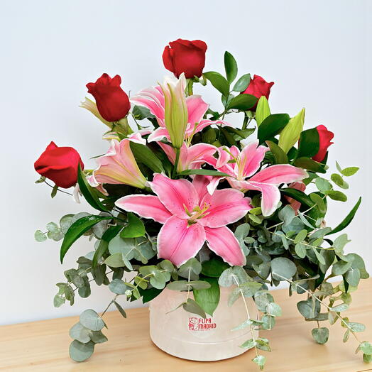 Box floral Aitana – 5 rosas y lirios