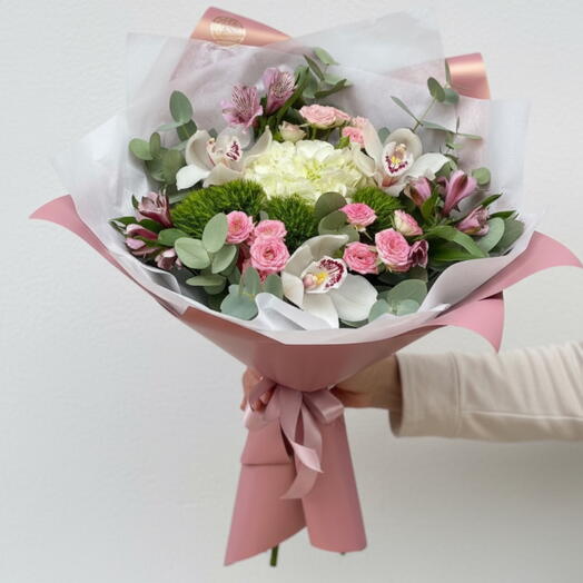 Ramo Orquidea Rosa — Bouquet elegante con orquideas, rosas spray y eucalipto