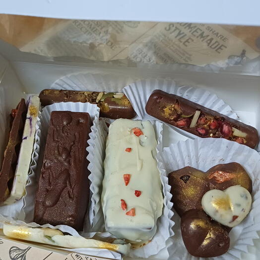 Caja  surtidos de dulces con chocolate artesanal