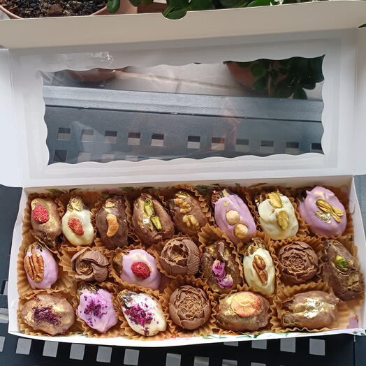 Caja de datiles medjoul rellenos ,cubiertos con chocolate belga