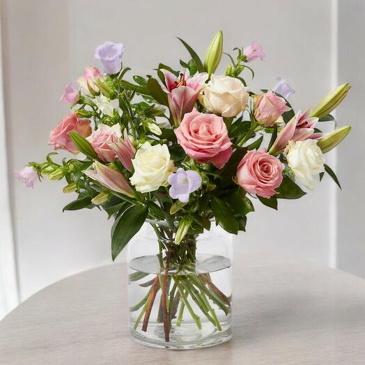 Сезонный букет из роз и лилий