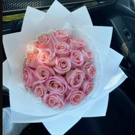Ramo de rosas rosas con papel blanco y perlas