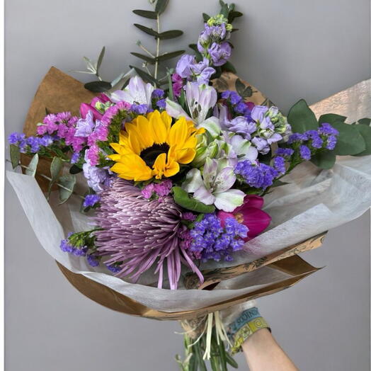 Ramo girasol y flores moradas