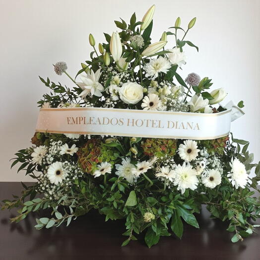 Centro funerario con flor blanca