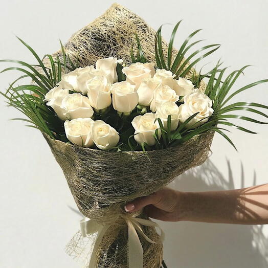 Букет белых роз с декоративной зеленью
