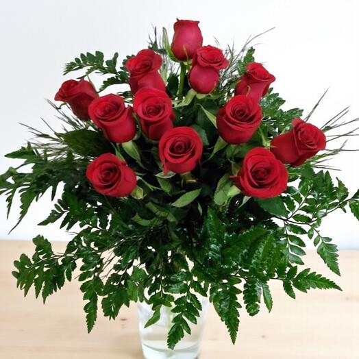 Docena de Rosas Rojas con Verdes – Amor y Pasion en un Ramo Clasico