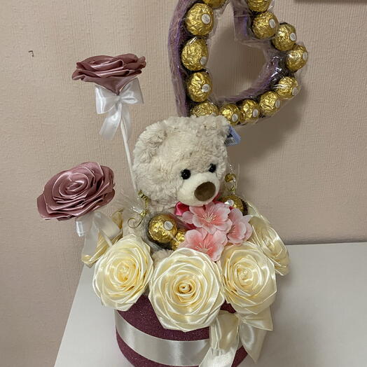 Caja de regalo premium con rosas y osito de peluche