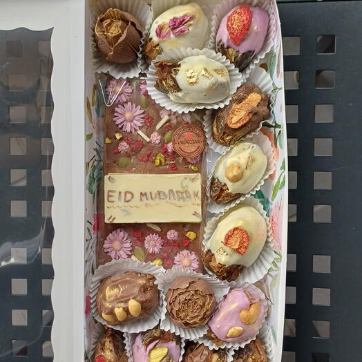 Caja Gourmet de Datiles Medjoul Rellenos y cubiertas con Chocolate Belga + Tableta Eid Mubarak