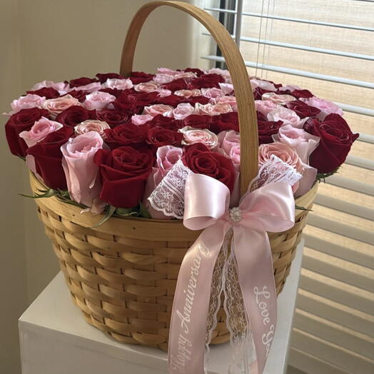 Cesta con 100 rosas-lazo con letras personalizadas