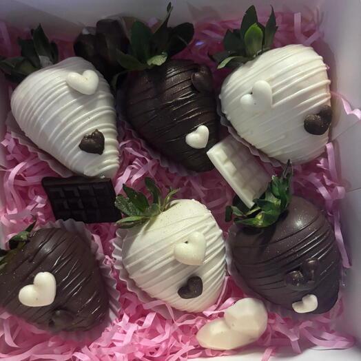 Caja de 6 fresas cubiertas en chocolate blanco y negro