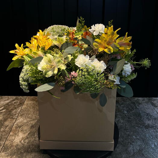 Caja de flores amarillas