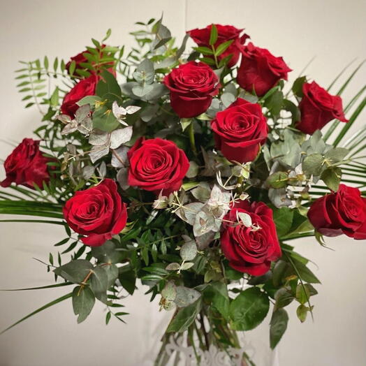 Ramo de 12 Rosas Rojas con Verdes Variados