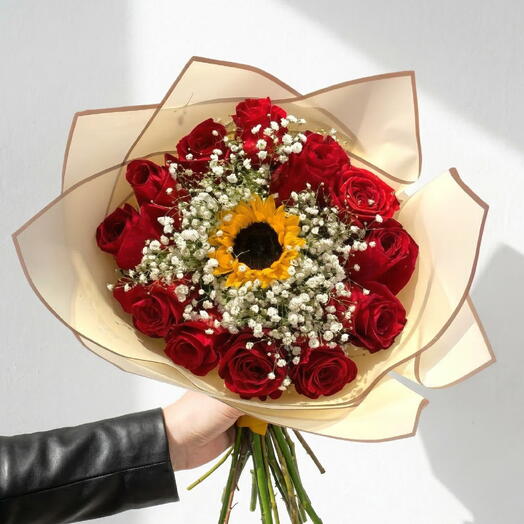 Ramo de Rosas Rojas con Girasol y Paniculata – Amor y Luz en un Solo Detalle