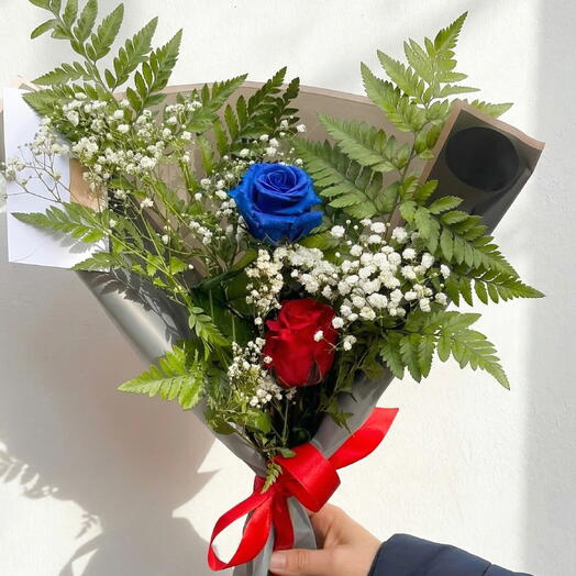 Ramo de rosas roja y azul con gypsophila y helecho – Bouquet original y elegante