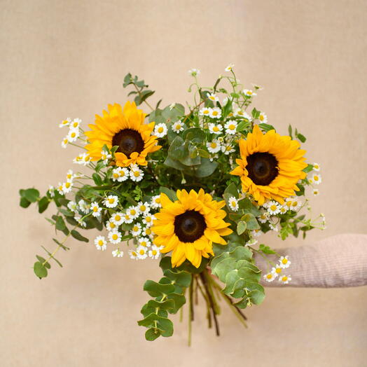 Ramo de girasoles y manzanilla