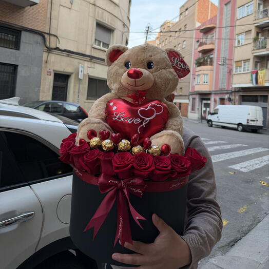 Преміальна романтична коробка з ведмедиком, трояндами та шоколадом – ідеальний подарунок коханій людині