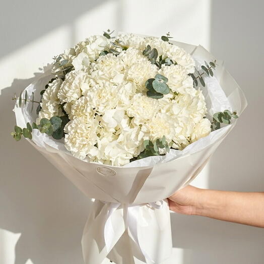 Ramo Blanco Elegante – Claveles, Hortensias y Eucalipto, Bouquet Floral Sofisticado
