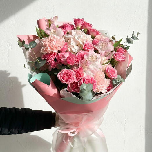 Ramo Romantico de Hortensias Rosas, Claveles y Rosas Spray – Bouquet Floral Delicado