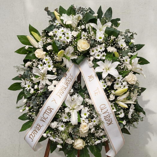 Corona funeraria con rosas y lirios blancos