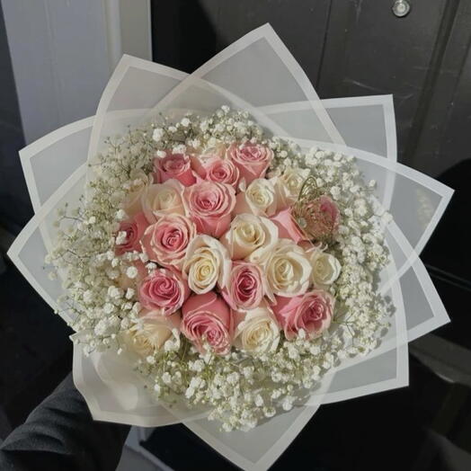 Ramo con rosas rosas y blancas  con paniculata