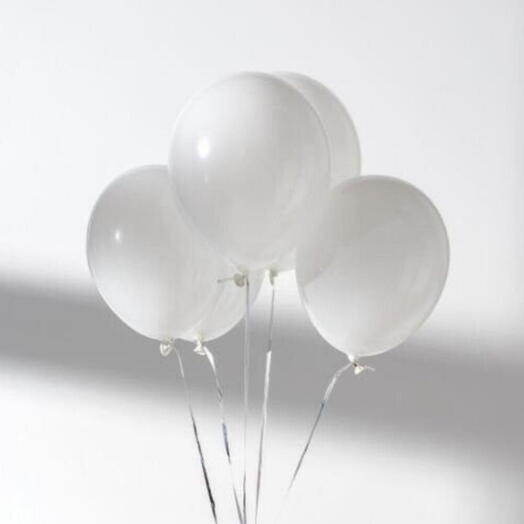 5 globos blancos