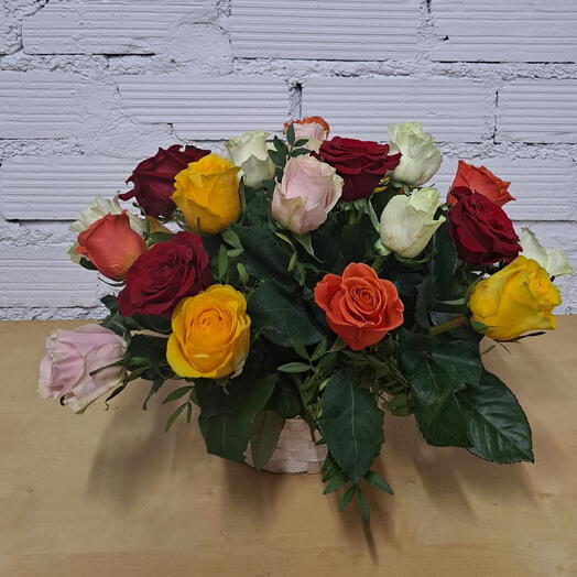 Cesta de 18 rosas mixtas