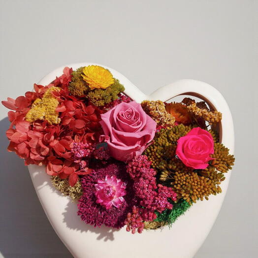 Centro de corazon ceramico con estallido de flores eternas