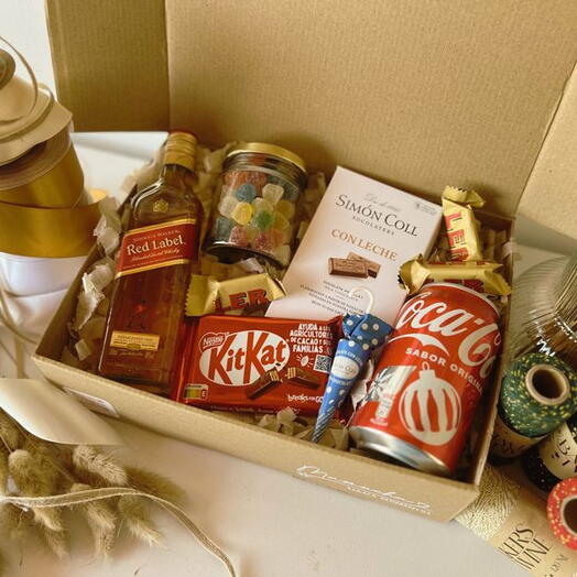 Caja Regalo FIESTA 1 con Whisky, Chocolates y Dulces – Detalle Perfecto para Celebraciones