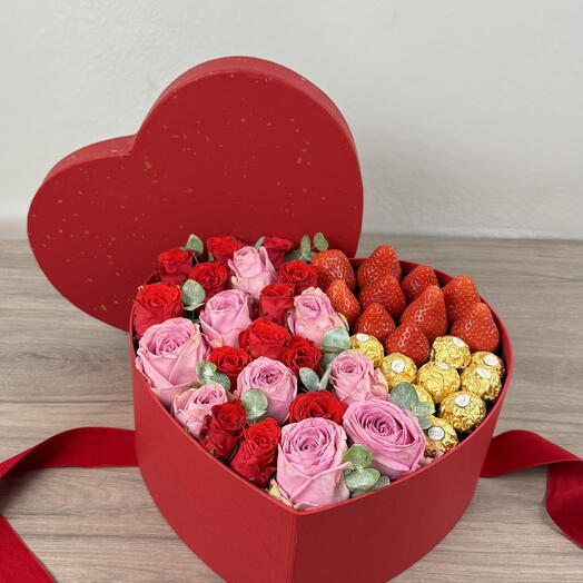 Caja con rosas, fresas y bombones