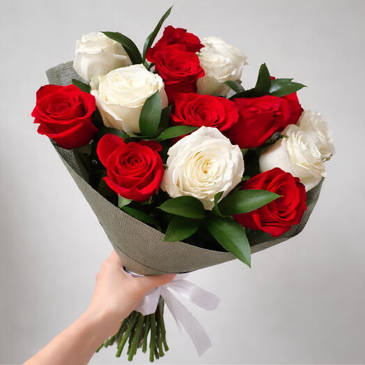 Ramo de 15 rosas (rojas y blancas)