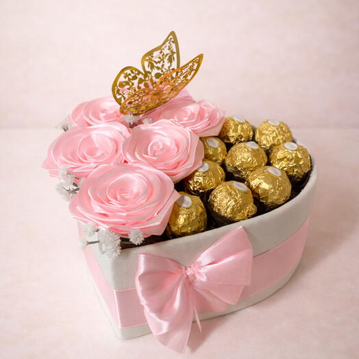 Regalo sorpresa en caja corazon con rosas rosas y Ferrero Rocher