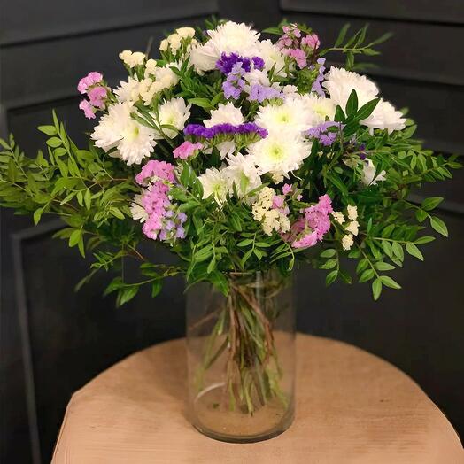 Ramo «Julia» – Ramo silvestre en tonos morados y blancos, disponible todo el ano