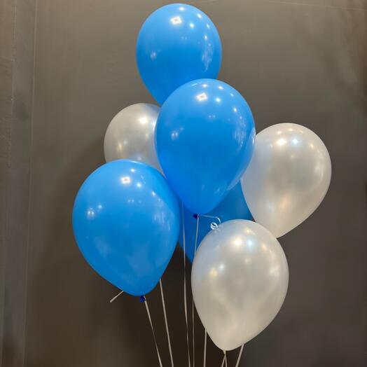 7 globos ( 3 blancos y 4 azules )