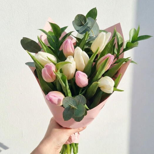 Букет із 10 рожевих та/або білих тюльпанів