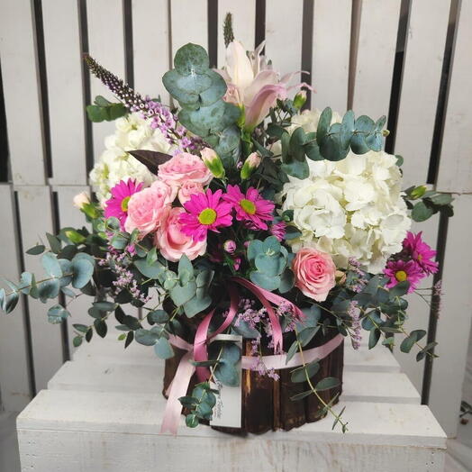 Cesta de flores Ainara | Centro floral con rosas rosadas, hortensias y lirio
