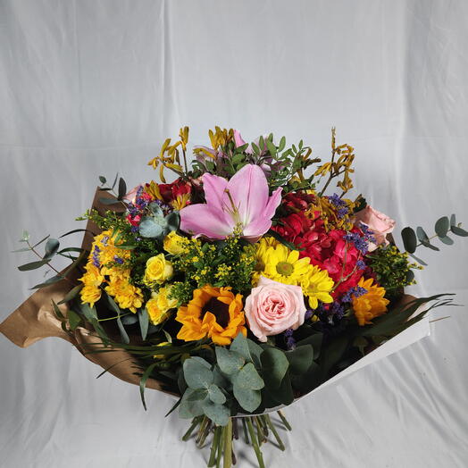 Bouquet alegre | Ramo de flores colorido con lirios rosas, gerberas, crisantemos y rosas