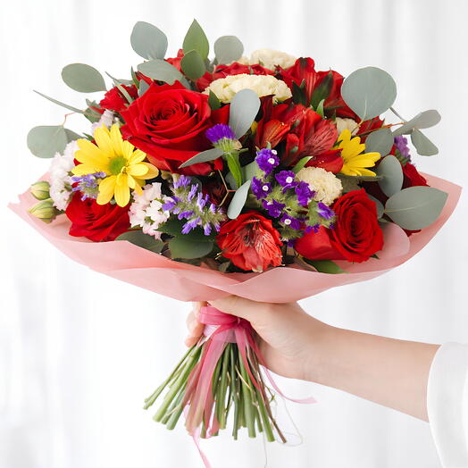 Ramo Alegre de Rosas Rojas y Flores de Temporada