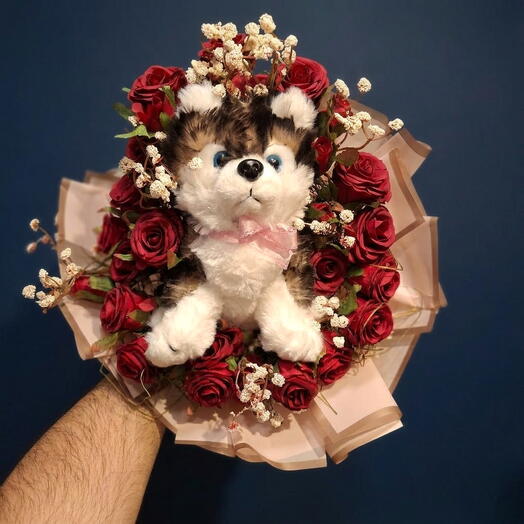 Bouquet de flores de tela con un peluche de Husky tumbado