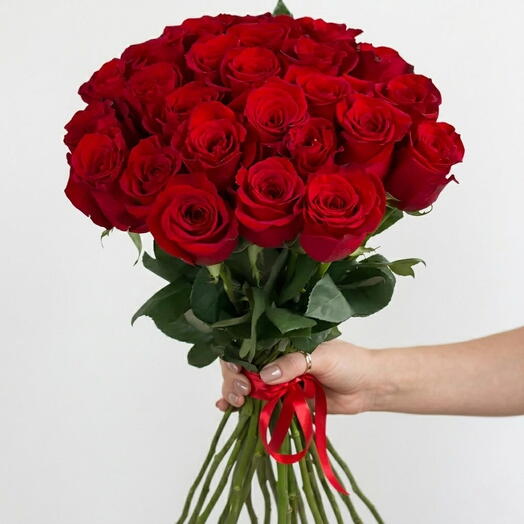 Букет із 25 червоних троянд з довгими стеблами