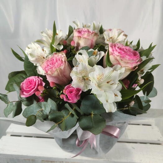 Centro flor Goya | Centro romantico con rosas, alstroemerias y rosas spray