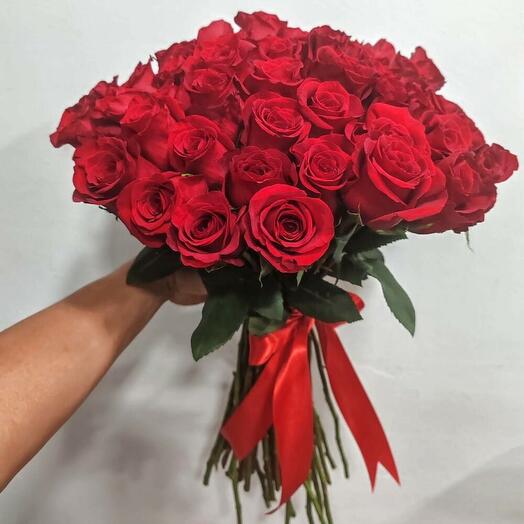 Bouquet de 25 Rosas Rojas Deluxe – Elegancia en Cada Tallo