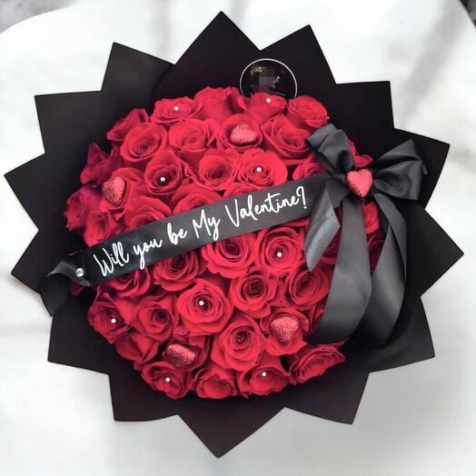 Ramo con 60 Rosas Rojas y Cinta personalizada